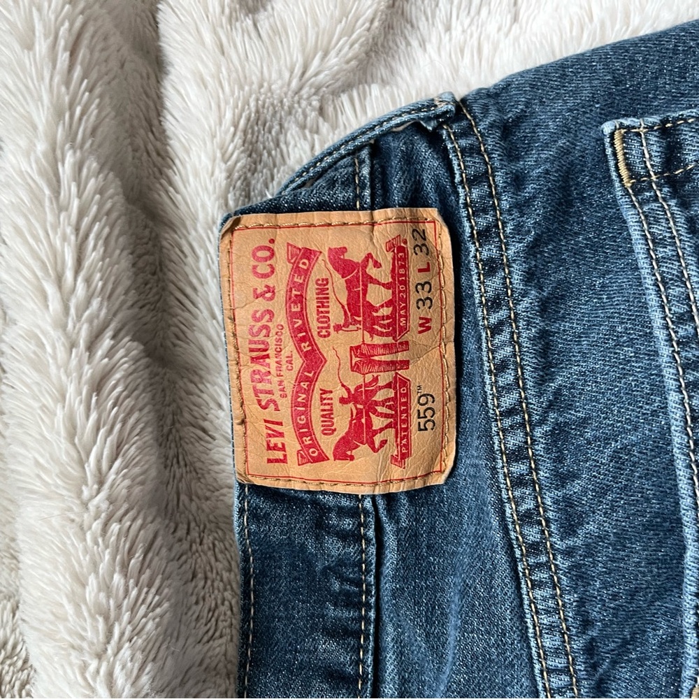 Dark wash Levi’s 559 (32x32) good condition.
